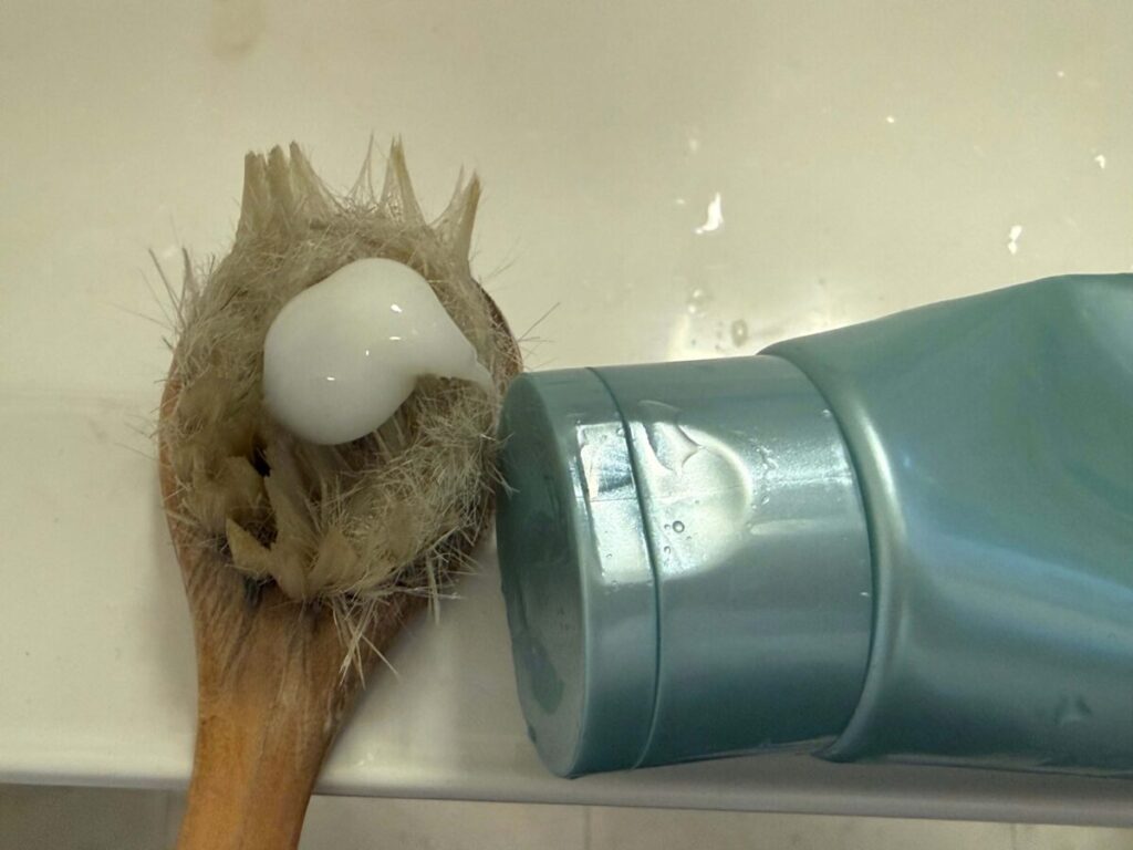 天然ヤギ毛の洗顔ブラシにアクアレーベルのマルチアクアバーム(洗顔ジェル)をのせている様子