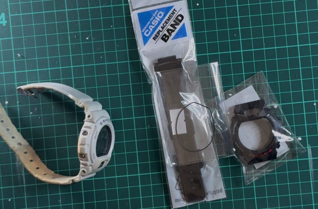 白色のG-6900A本体と、交換用のカシオ純正ベゼル、純正ベルトを並べた写真