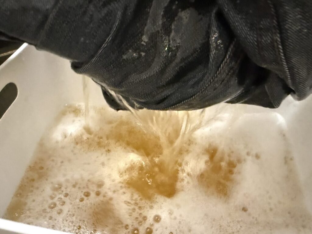 メルカリで購入したデニムをデニム用洗剤で洗って出てきた黄色いヤニ汚れ